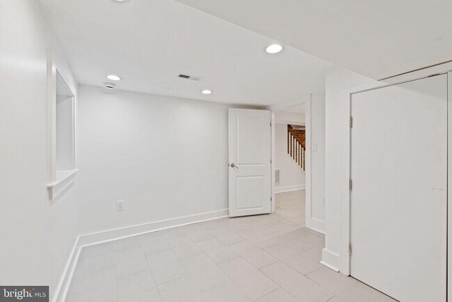 Building Photo - 1110 Orren St NE