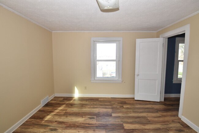 Building Photo - 135 E Eckman St