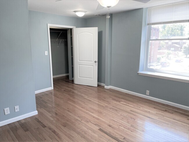 Large bedroom - 4201 Russell Blvd