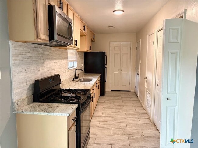 Building Photo - 613 Bishop Dr