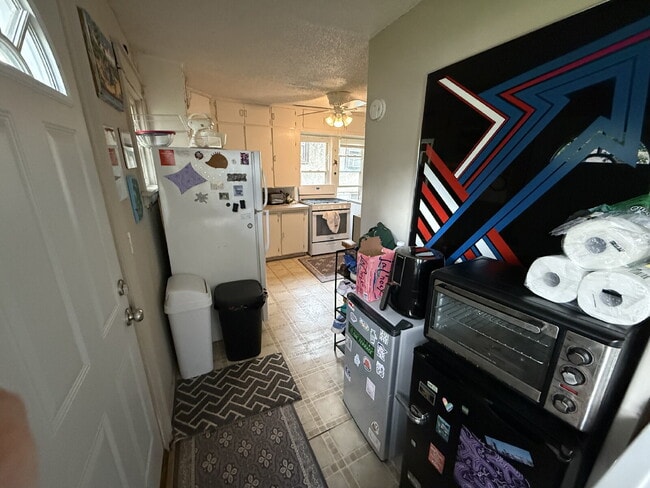 Building Photo - Spacious 2 bedroom, 1 bath home in highly ...