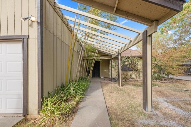 Building Photo - 8917 Fredric Ave