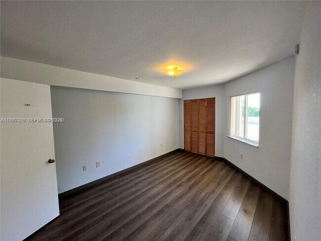 Building Photo - 637 SW 3rd St