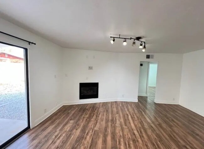 Building Photo - Charming 2 Bedroom Home with utilities inc...