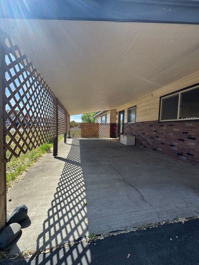 Building Photo - Spacious Home Near Hospital