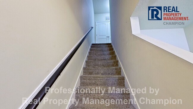 Building Photo - Beautiful Townhome with Open Floorplan and...
