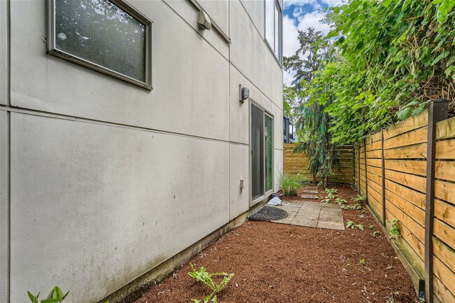 Building Photo - Modern West Seattle Townhome with Rooftop ...