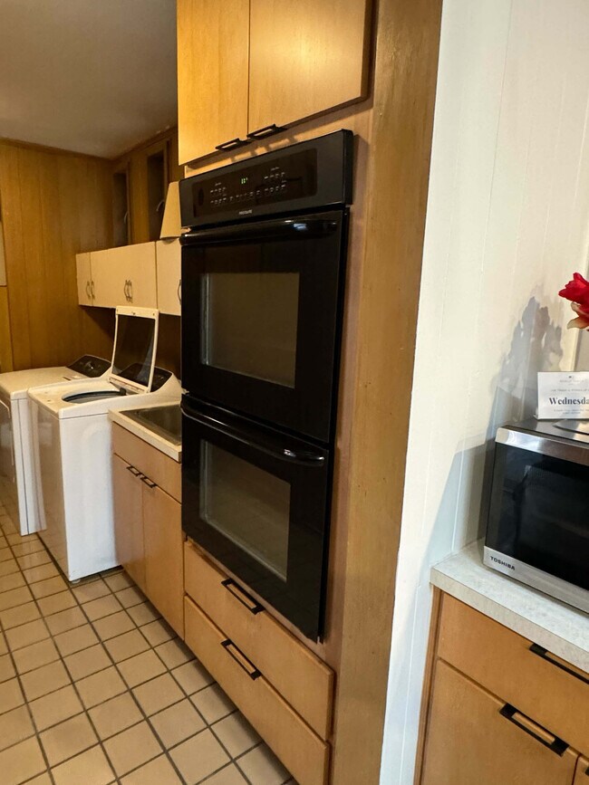 Building Photo - 305 Indian Creek Dr E