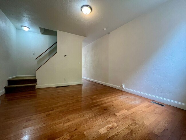 Building Photo - Lovely Two Bedroom Townhome with Hardwood Floors throughout! Washer & Dryer Provided!