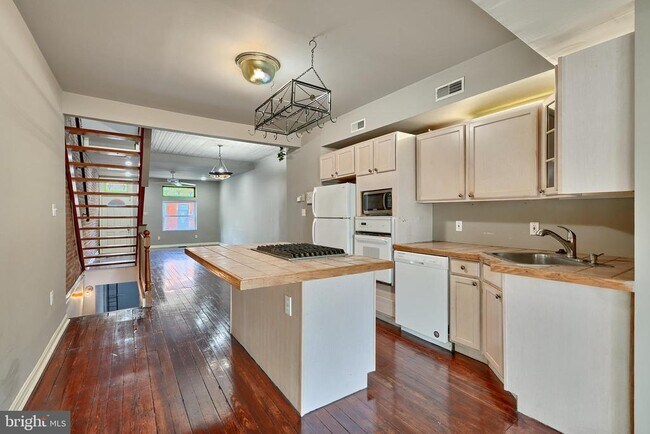 Building Photo - 1108 Baylis St