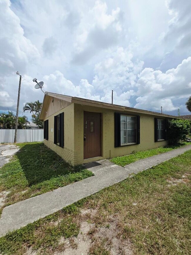 Primary Photo - 1710 E Breezy Ln