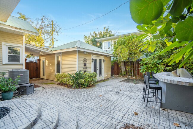 Building Photo - 1234 Beach Dr NE