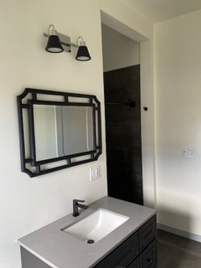 Building Photo - Please call Shami at (415) 225-2543 to sch...