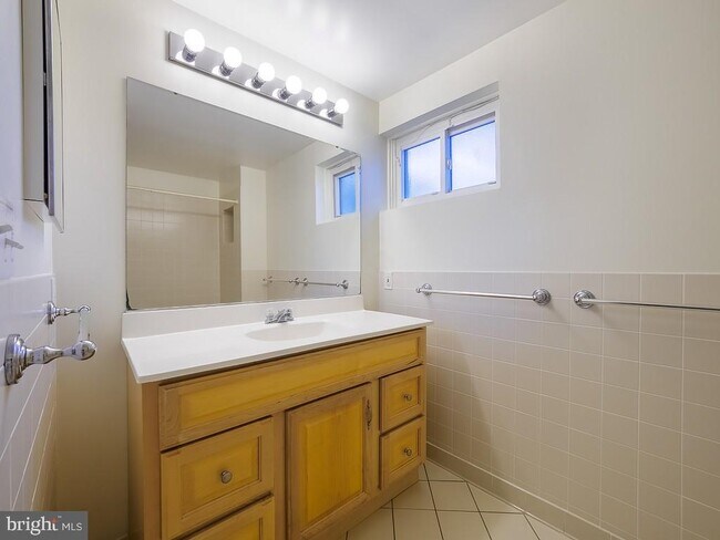 Building Photo - 2702 Navarre Dr