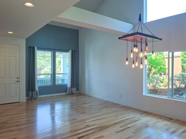 Building Photo - Gorgeous 4 Bedroom Lake Stevens Home in Cr...
