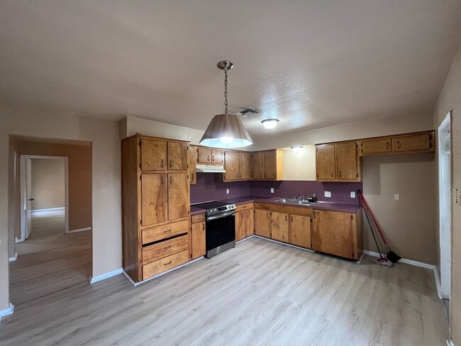 Building Photo - THREE BEDROOM 2 BATH HOUSE ON THE SOUTH SIDE