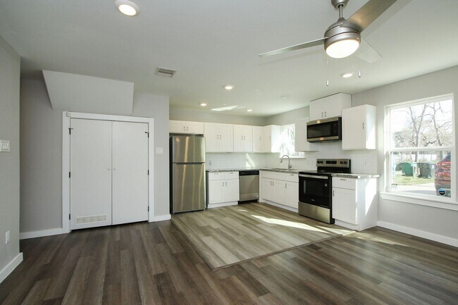 Building Photo - For Lease-Housing Vouchers Accepted | 3 Bed, 2 Bath | 1,150 Sq Ft | Warwick Place |