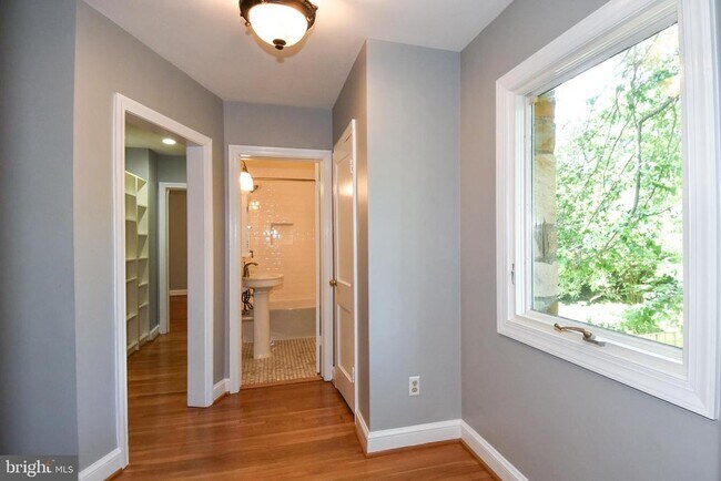 Building Photo - 6127 Brook Dr