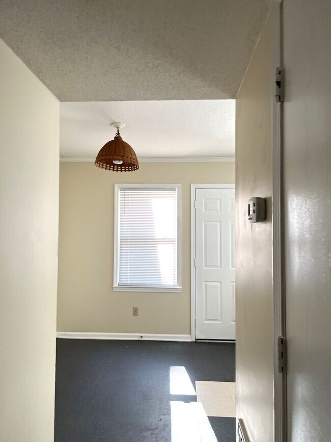 Building Photo - Two story duplex home! feels private like ...