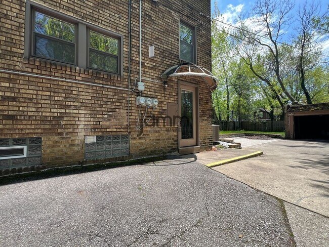 Building Photo - 3232 Clarendon Rd