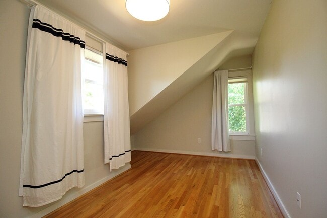 Building Photo - Beautifully Updated 5 Bedroom/3.5 Bath Irvington Craftsman Bungalow!