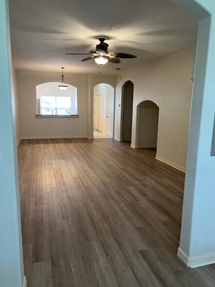 Building Photo - 1140 Hillhurst Dr