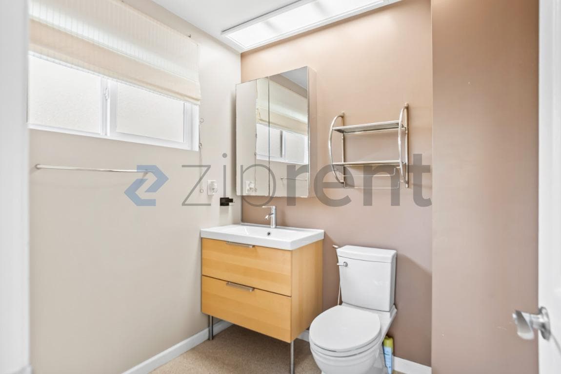 Building Photo - Unit