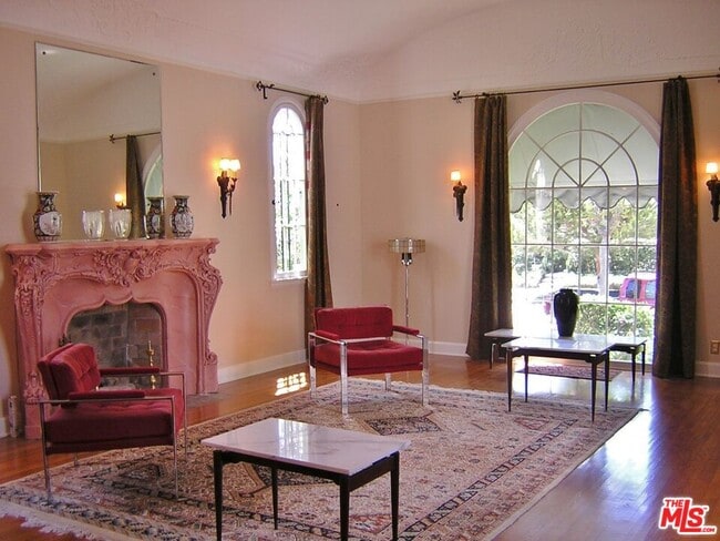 Building Photo - 914 Burnside Ave