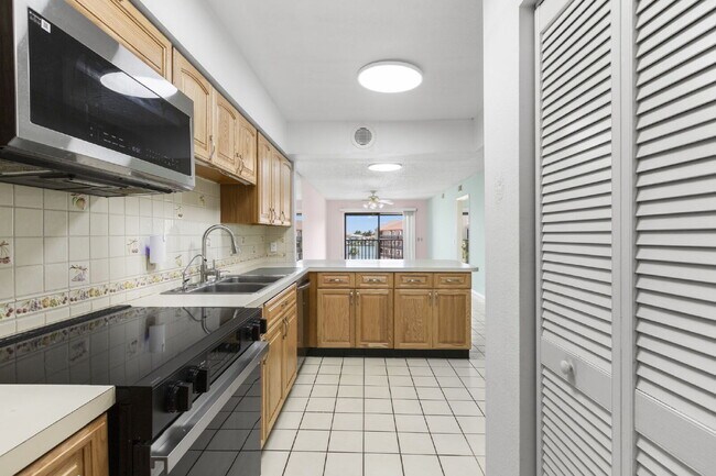Building Photo - Condo For Rent on ST PETE BEACH!