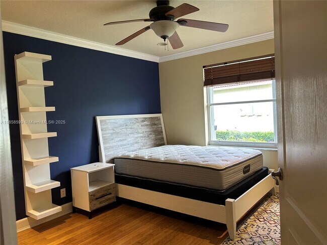 Building Photo - 2726 Meadowood Dr