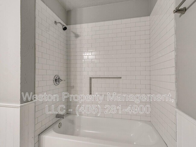 Building Photo - 1011 Crown Dr