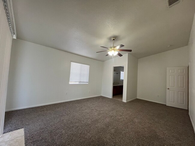 Building Photo - 3 bedroom 2 bath Apple Valley Home Availab...