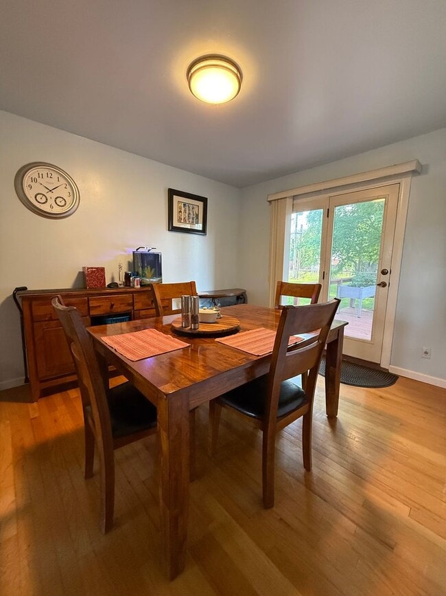 Building Photo - 3 bedrooms- 1.5 bath home