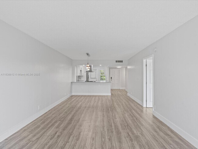 Building Photo - 3150 N Palm Aire Dr