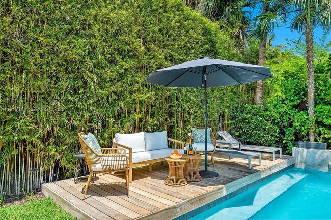 Building Photo - 5915 La Gorce Dr