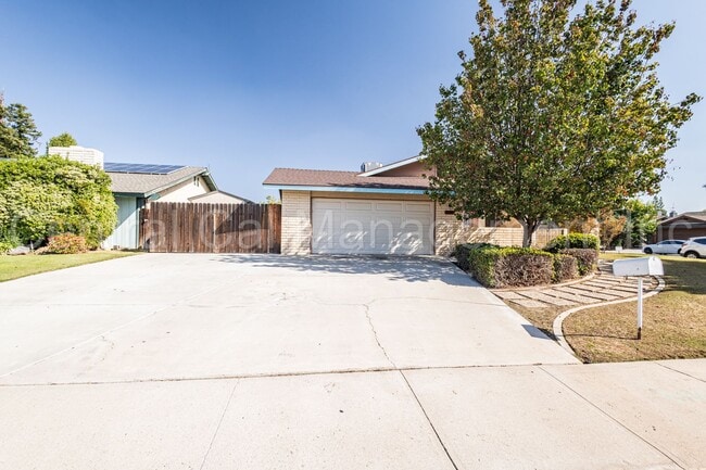 Primary Photo - 3 Bedroom/2 Bath with a Pool - $2295 Per Month!