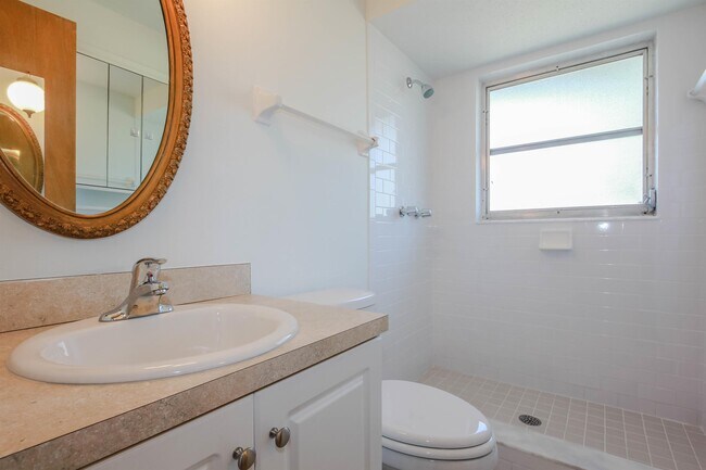 Building Photo - 3244 Pinetree St