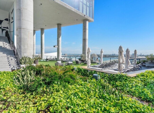 Building Photo - 398 NE 5th St