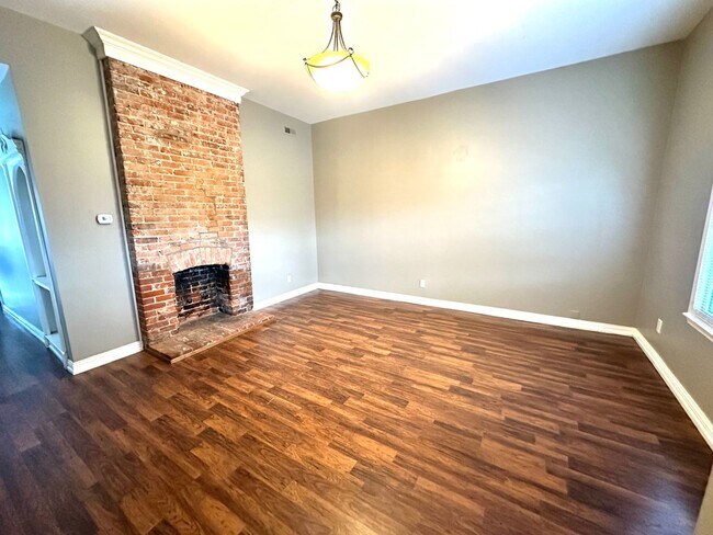 Building Photo - Renovated Germantown House in Great Location