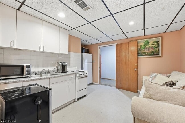 Building Photo - 1605 Justin Pl