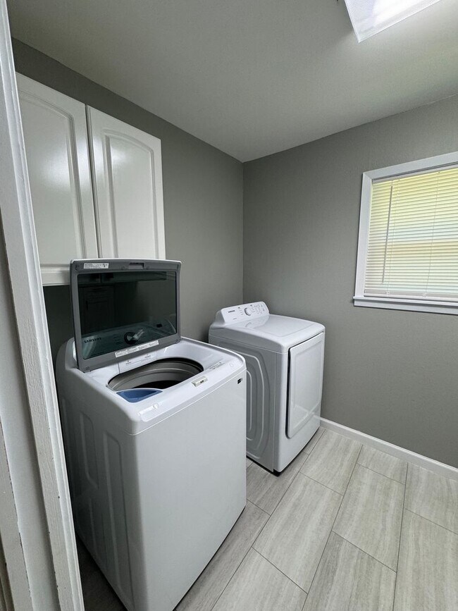 Building Photo - Beautifully Renovated 3 Bedrom