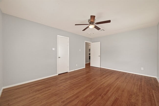 Building Photo - 226 W 4th St