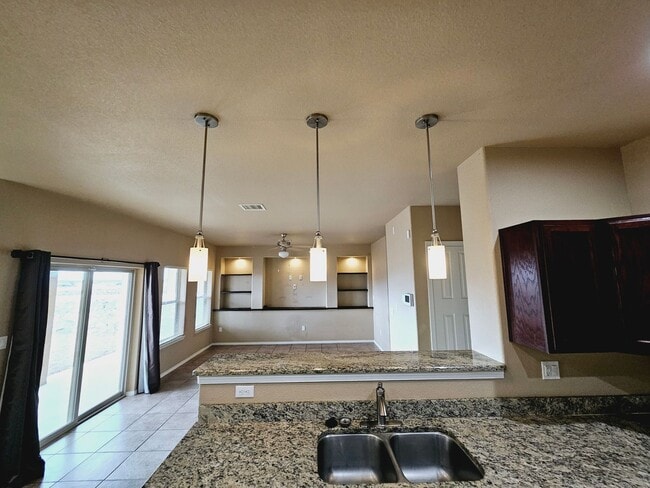 Building Photo - Beautiful 4 bedroom 2.5 bath home in Northeast El Paso!