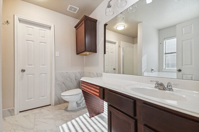 Building Photo - 4 Bedroom Single Family in Crossroads