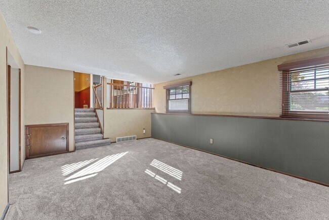 Building Photo - Beautiful 4 bed, 2 bath on Cul-de-sac  w/ large yard available in Central Loveland