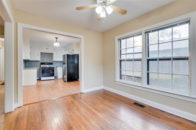 Building Photo - 1011 E 49th St