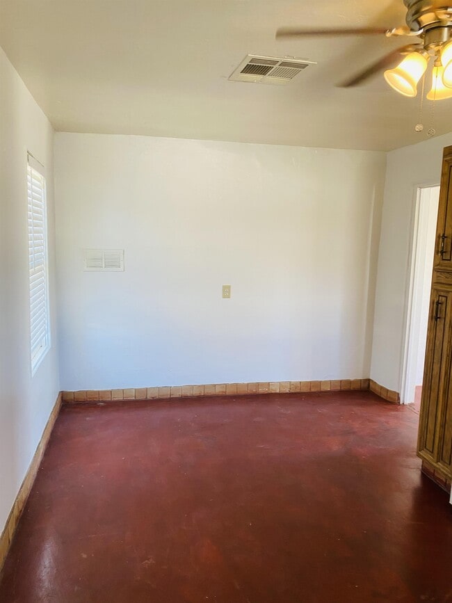 Building Photo - 219 E Blacklidge Dr