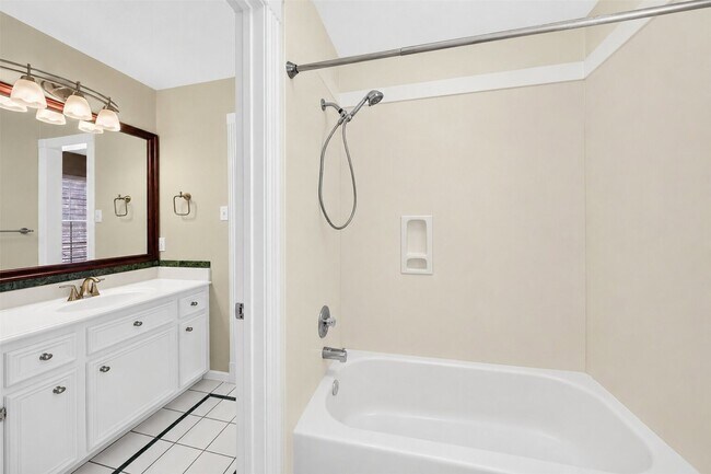 Building Photo - 16410 Emilia Ct