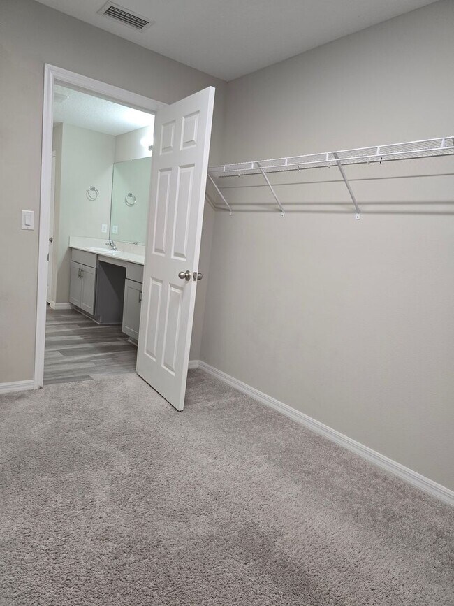 Building Photo - Lakeland 5 Bedroom 3 Bath