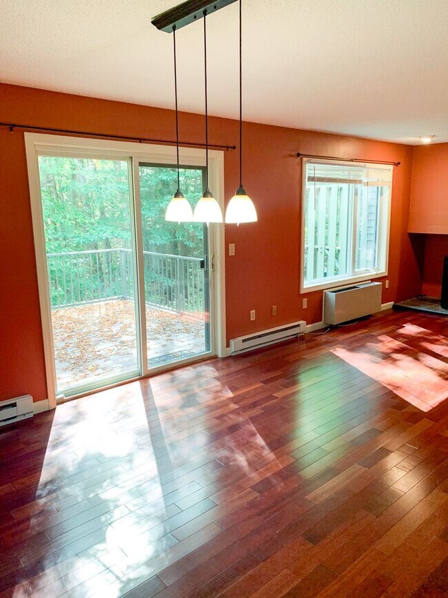 Building Photo - 3 Bedroom Condo Available for Aug. 1st
